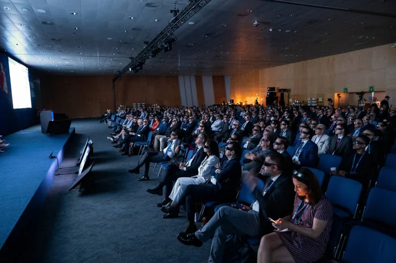 Público acompanha uma apresentação em auditório do EACTS