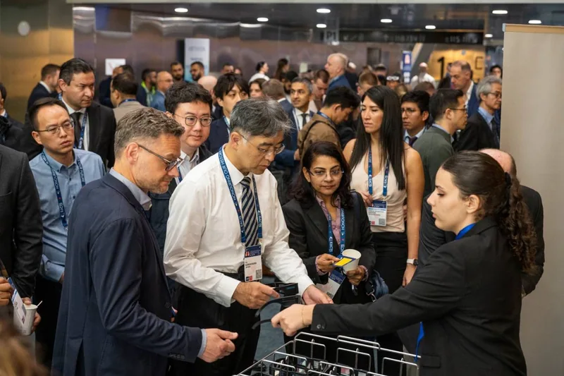 Grupo de participantes reunido em um espaço de atendimento do congresso