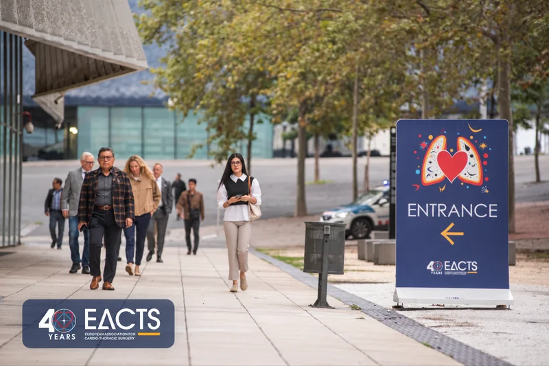 Entrada do EACTS em Barcelona com a logo comemorativa dos 40 anos do evento